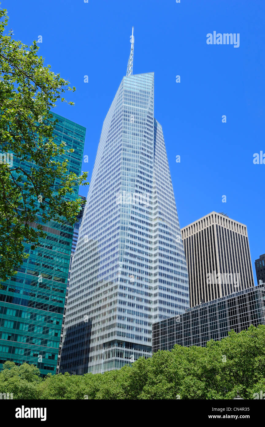 Stati Uniti, New York, Manhattan Midtown, Bank of America Tower (2009) sulla 42nd Street e la 6th Avenue visto da Bryant Park Foto Stock