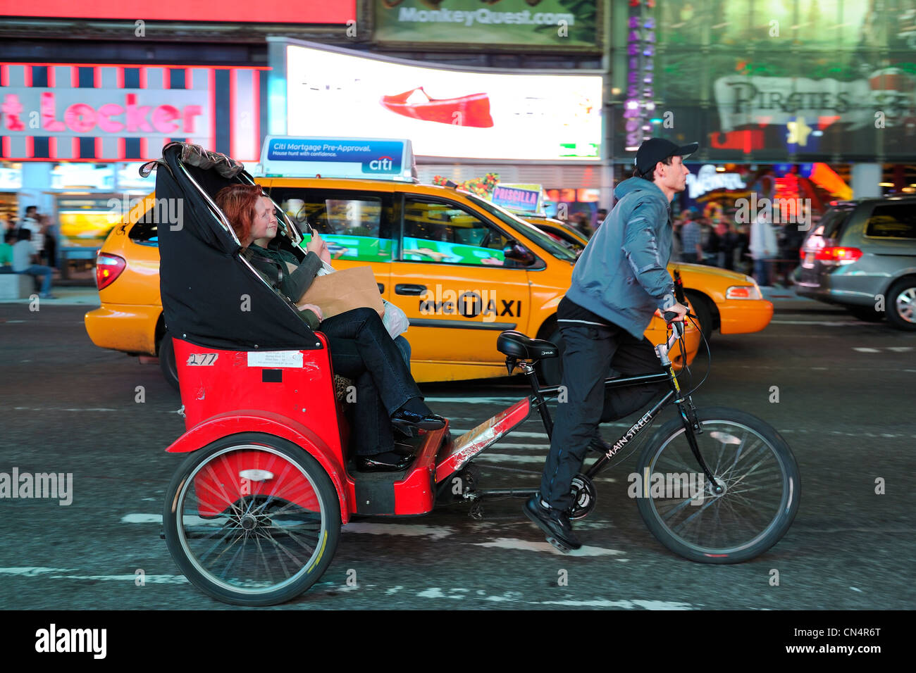 Stati Uniti, New York Manhattan, il quartiere dei teatri di Broadway Avenue, persone Noleggio transporter Foto Stock