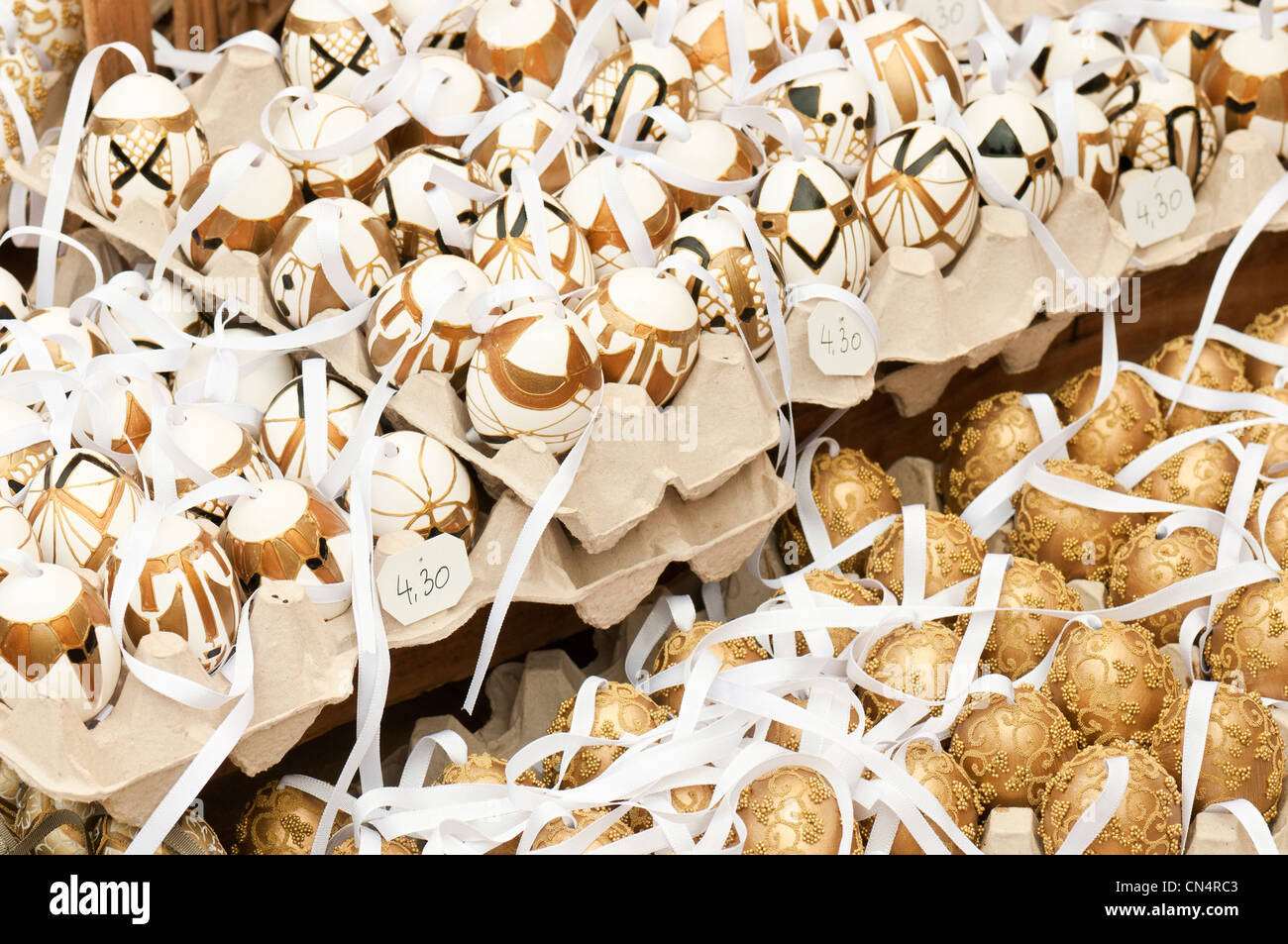 Vassoi di dipinti a mano e decorati a mano i gusci d'uovo per celebrare la Pasqua alla vecchia Vienna Pasqua Mercato al Freyung, Vienna. Foto Stock
