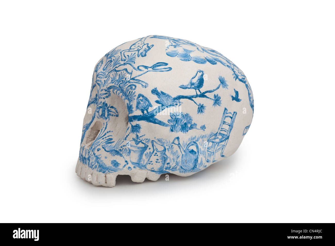 Un teschio umano scultura a forma di Jacques gallone, ceramista. Sculture en forme de crâne humain du céramiste Jacques gallone. Foto Stock