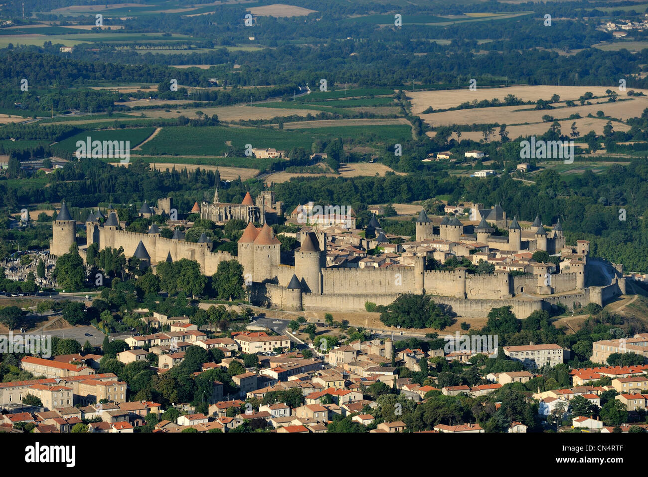 Francia, Aude, Carcassonne, città medievale elencati come patrimonio mondiale dall' UNESCO (vista aerea) Foto Stock