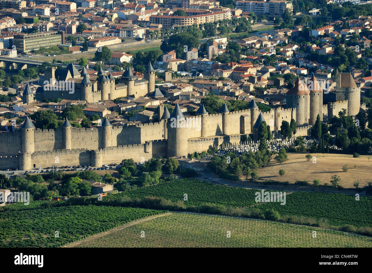 Francia, Aude, Carcassonne, città medievale elencati come patrimonio mondiale dall' UNESCO (vista aerea) Foto Stock