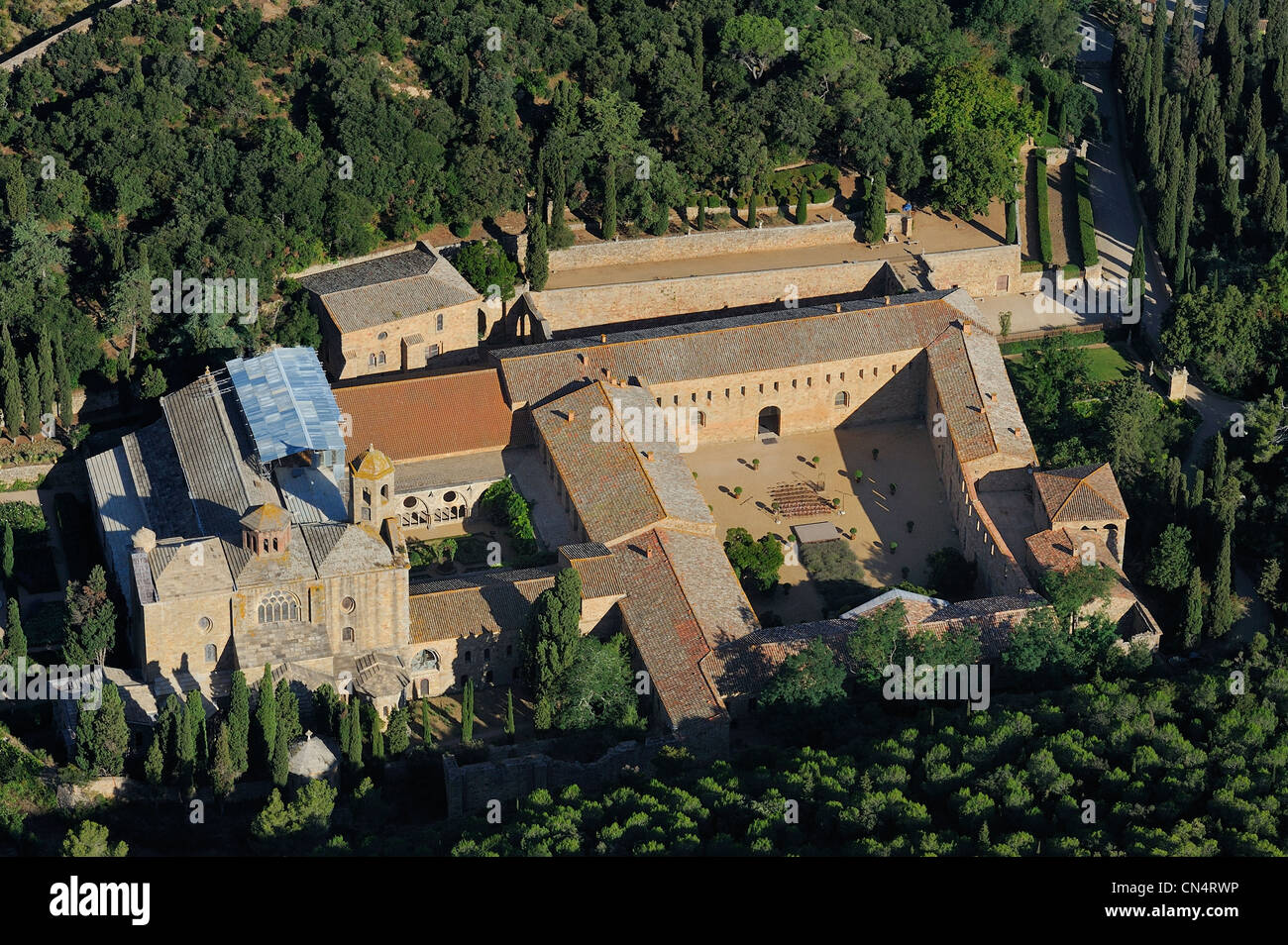 Francia, Aude, Fonfroide Abbazia cistercense (vista aerea) Foto Stock