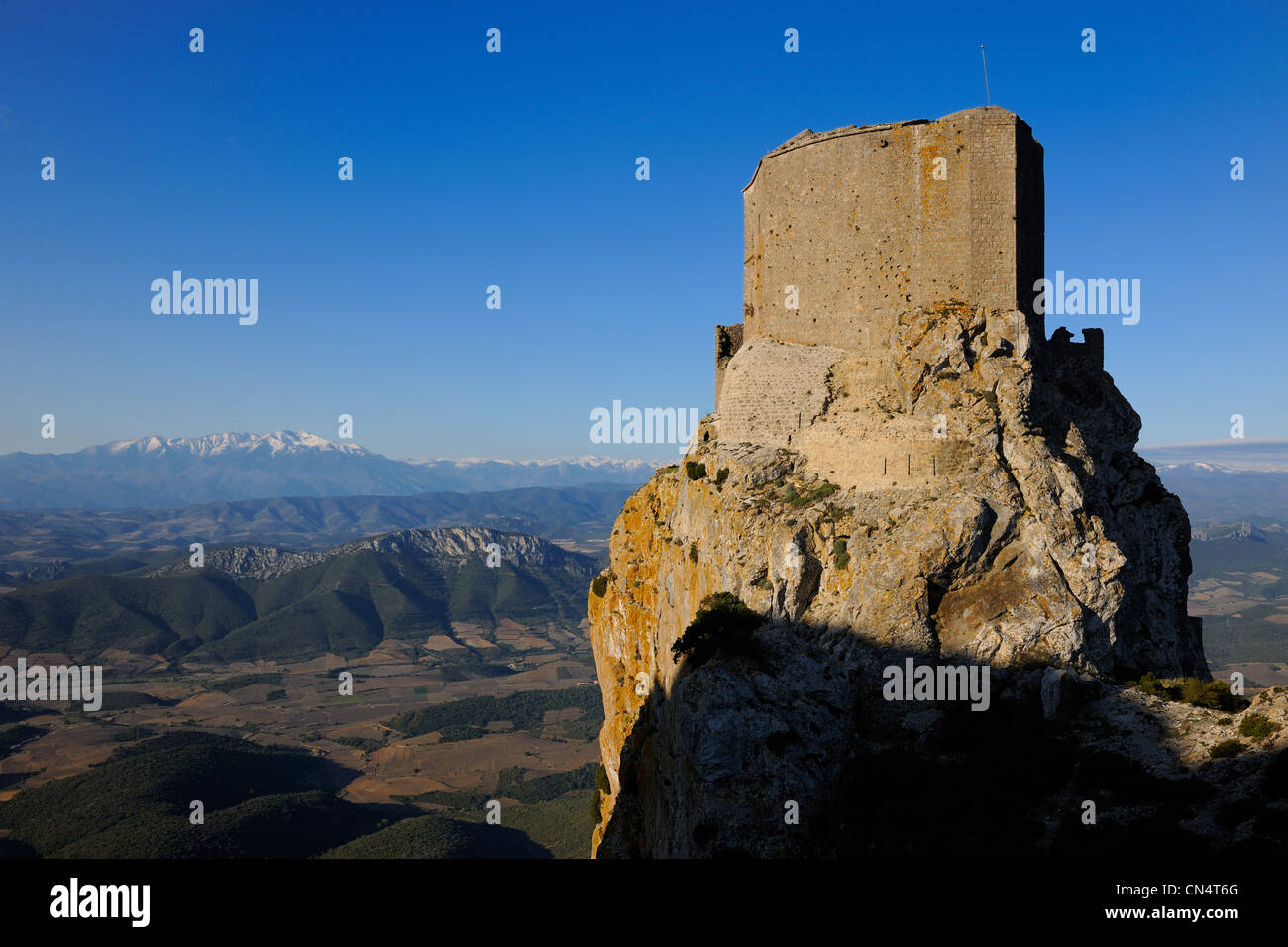 Francia, Aude, castello cataro di Queribus, nella parte anteriore del Maury pianura e il monte Canigou (2784 m) nei Pirenei Foto Stock