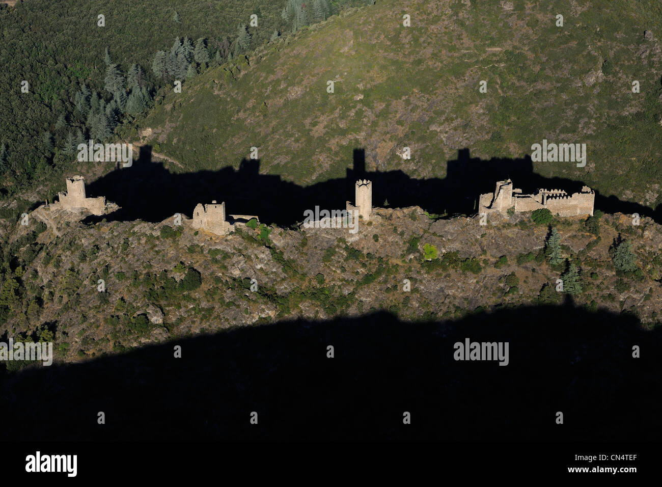 Francia, Aude, le rovine del castello di Lastours (vista aerea) Foto Stock