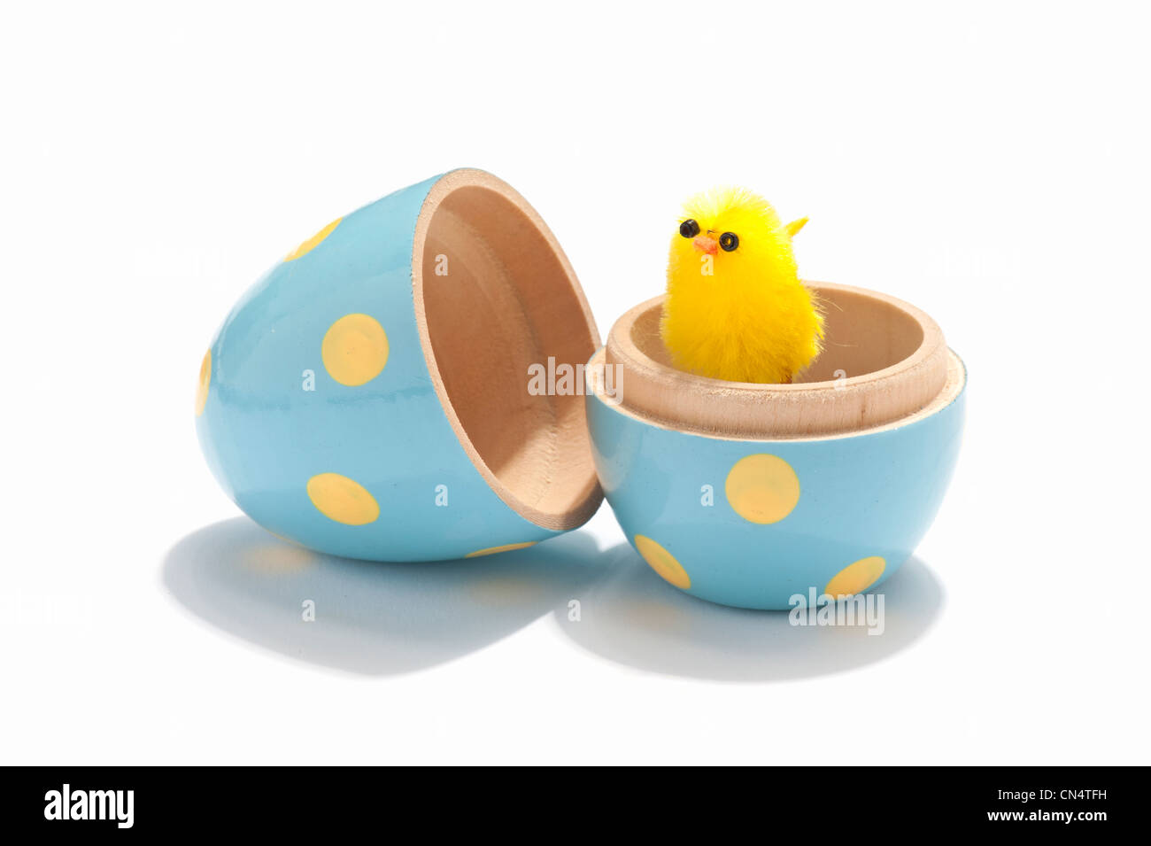 Un pulcino di Pasqua decorazione di un uovo di legno Foto Stock