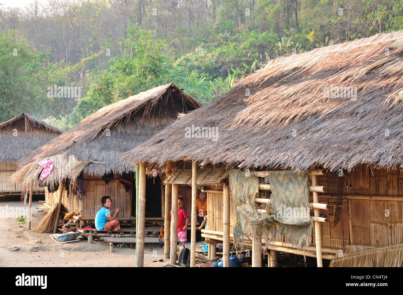 Case in paglia a Karen lungo collo hill tribe village, provincia di Chiang Rai, Thailandia Foto Stock