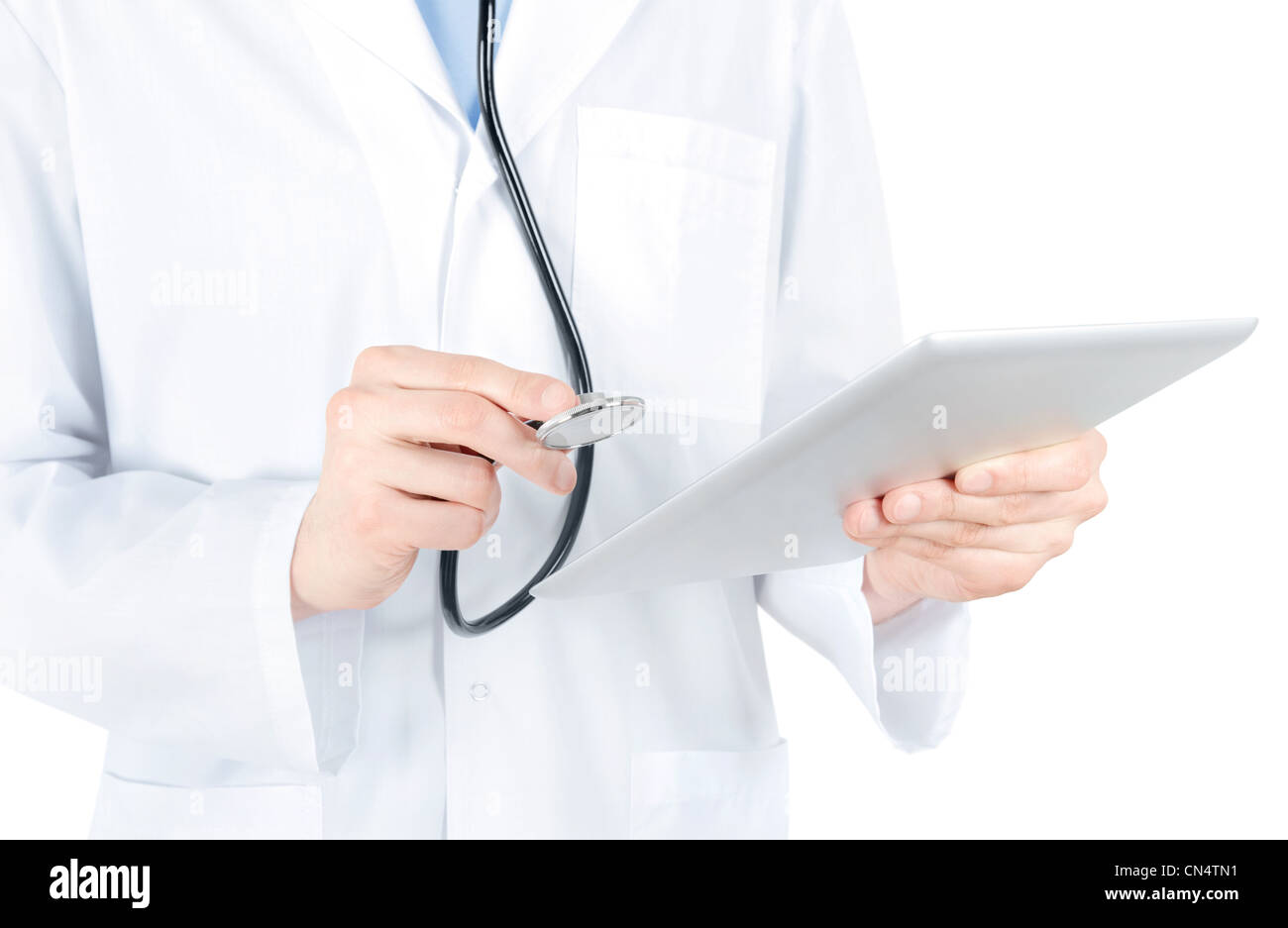 Dottore in camice bianco con uno stetoscopio in mani esaminando digital tablet pc. Isolato su bianco. Foto Stock