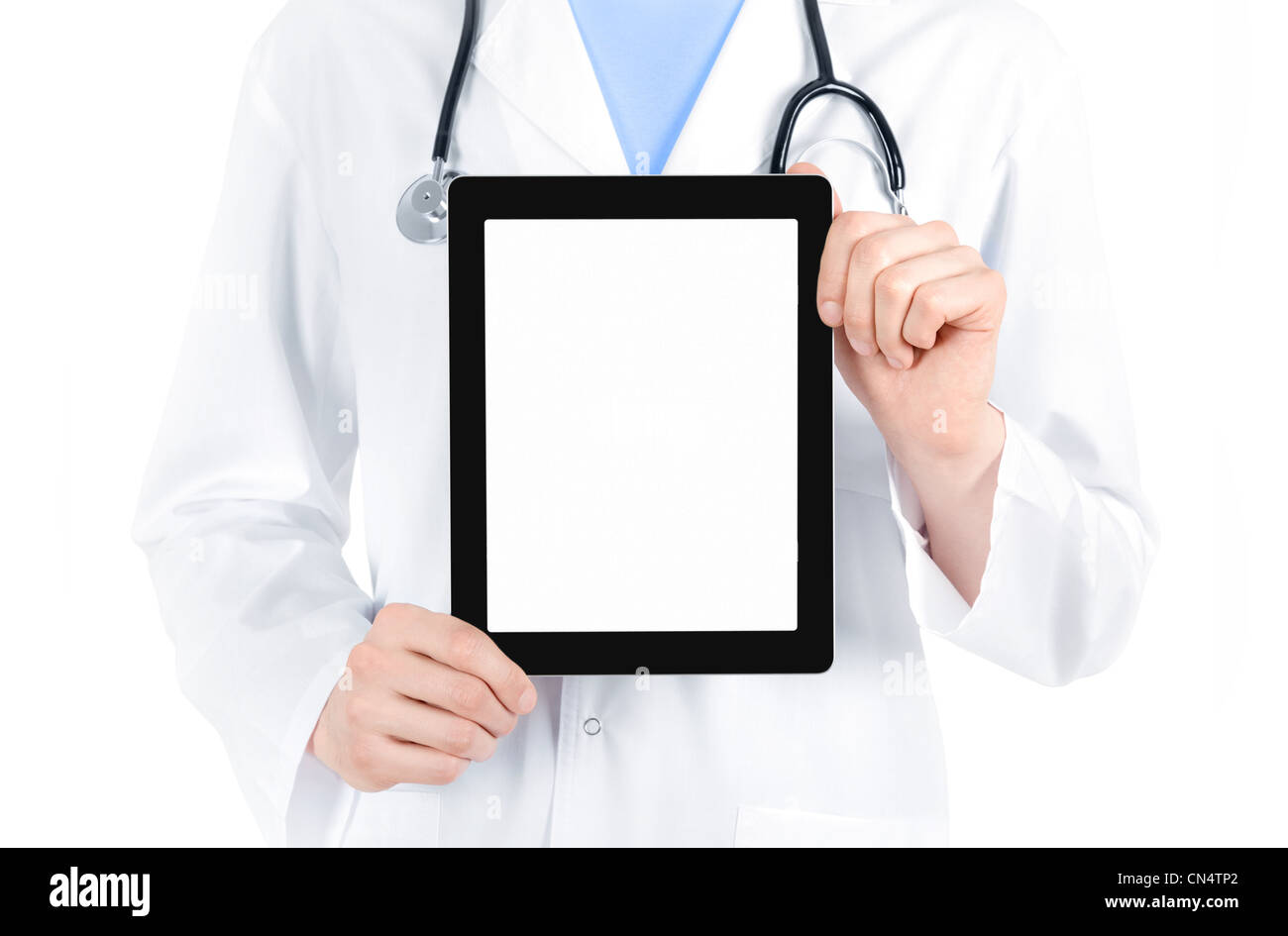 Dottore in camice bianco con uno stetoscopio che mostra digitale bianco tablet pc. Isolato su bianco. Foto Stock