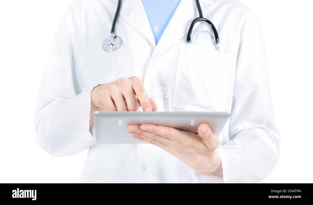 Dottore in camice bianco con uno stetoscopio holding e toccante sul digitale tablet pc. Isolato su bianco. Foto Stock