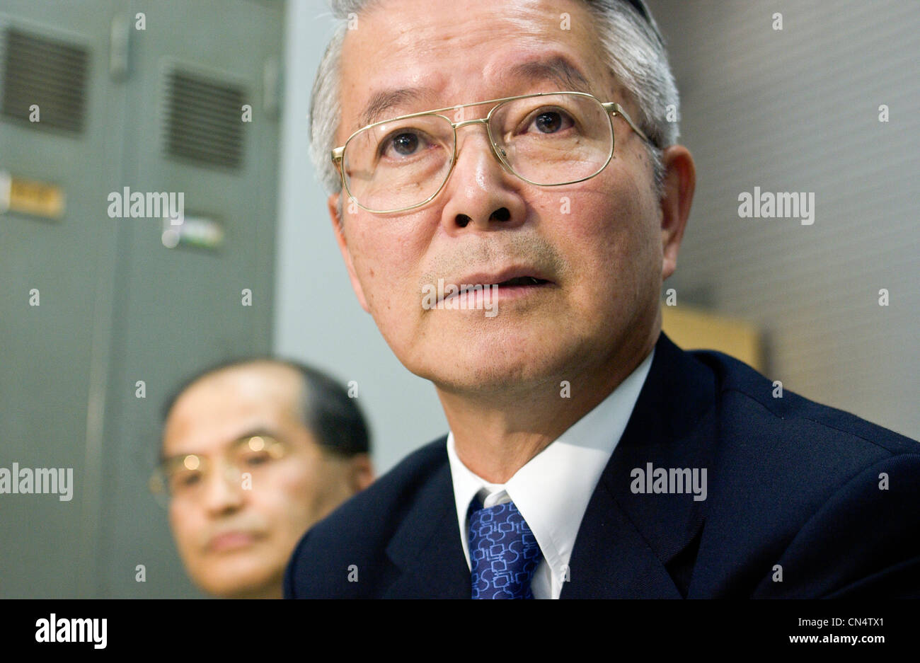 Tsunehisa Katsumata, (R) l ex presidente della Tokyo Electric Power Co., TEPCO, prende le domande dal premere in corrispondenza di un guadagno briefing Foto Stock