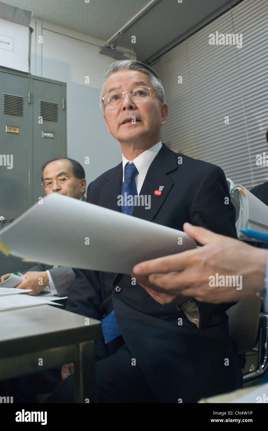 Tsunehisa Katsumata, (R) l ex presidente della Tokyo Electric Power Co., TEPCO, prende le domande dal premere in corrispondenza di un guadagno briefing Foto Stock