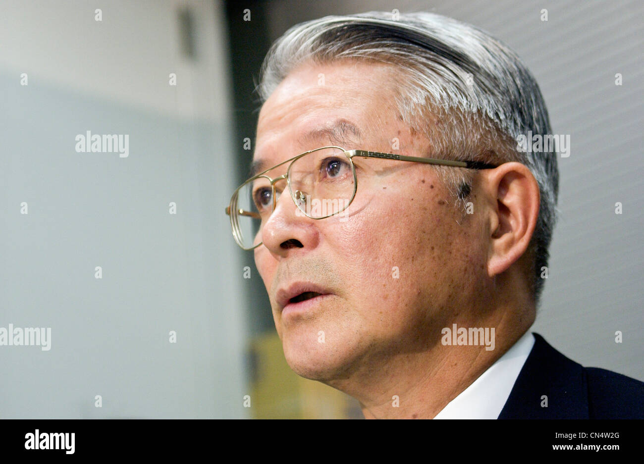 Tsunehisa Katsumata, ex presidente della Tokyo Electric Power Co., TEPCO, prende le domande dal premere in corrispondenza di un guadagno briefing Foto Stock