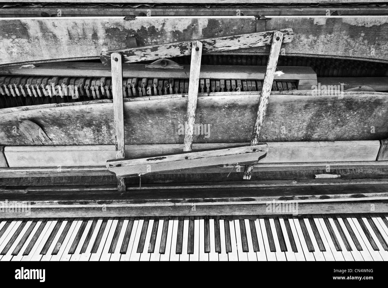 Un molto fatiscente, ripartiti pianoforte verticale. Foto Stock