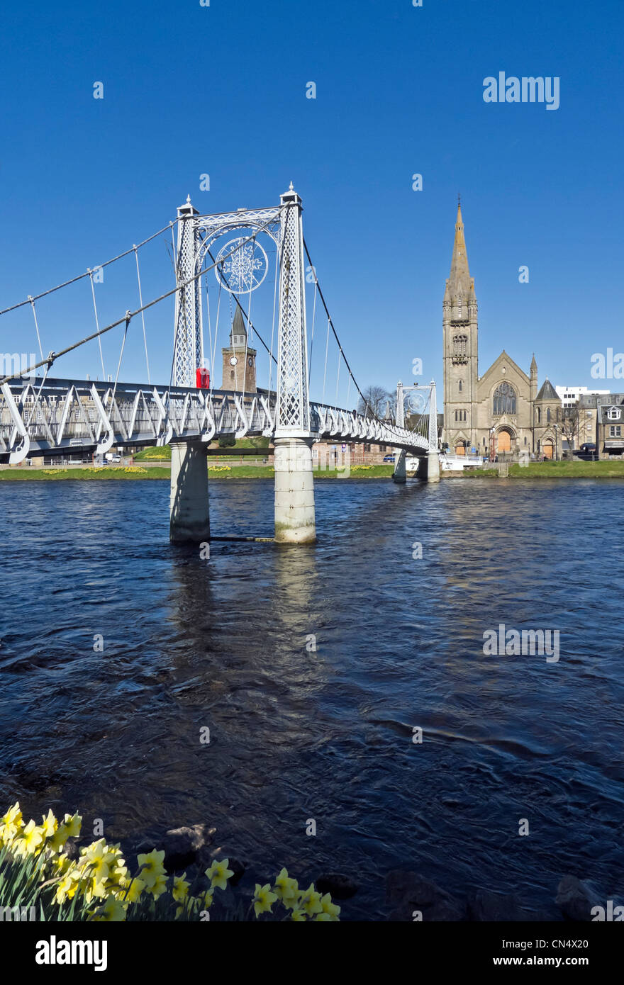 Greig Street sospensione ponte attraversa il fiume Ness in Inverness con la libera Chiesa del Nord (a destra) & la vecchia chiesa alta (sinistra). Foto Stock