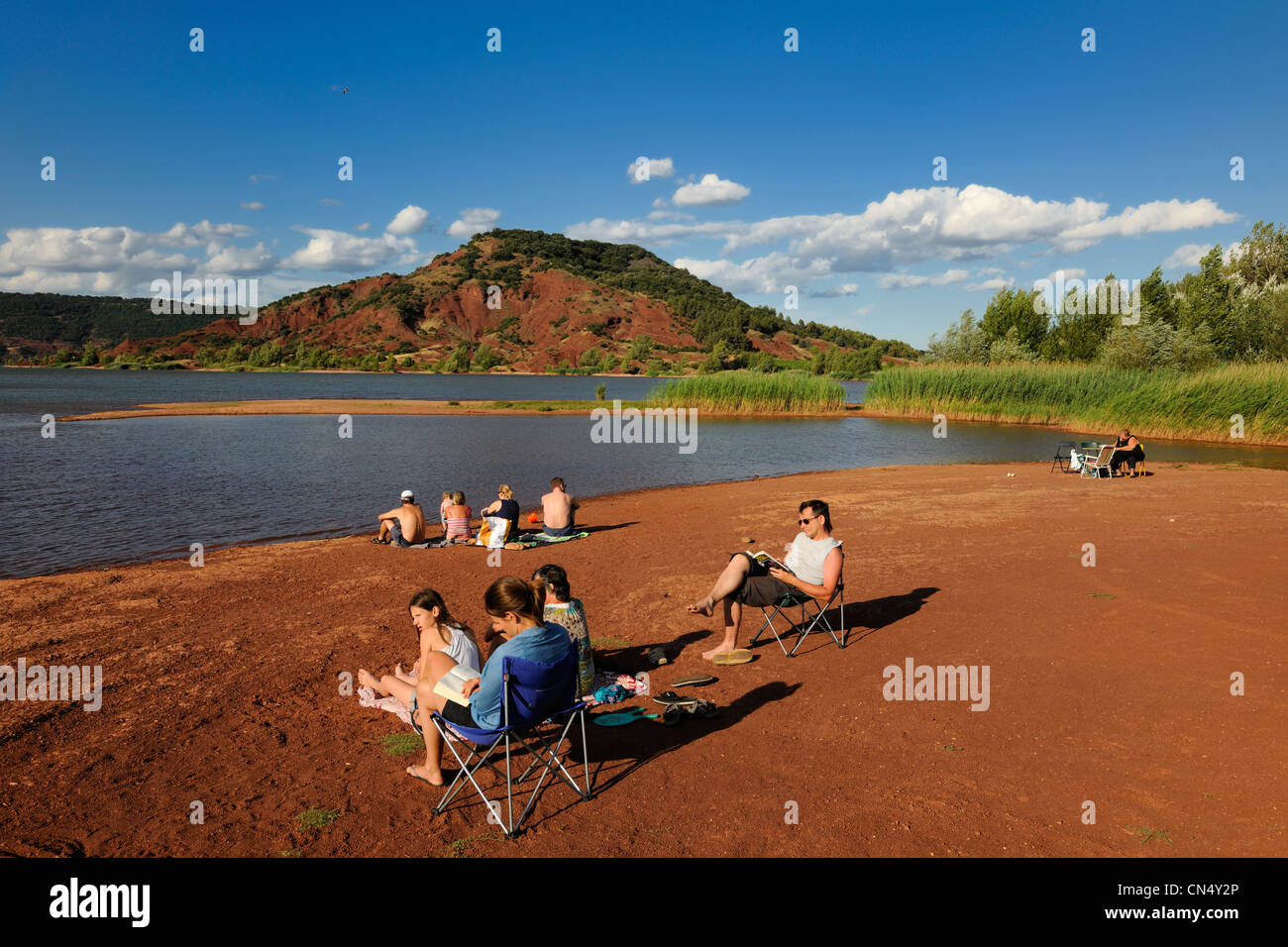 Francia, Herault, terra rossa sul lago Salagou Foto stock - Alamy