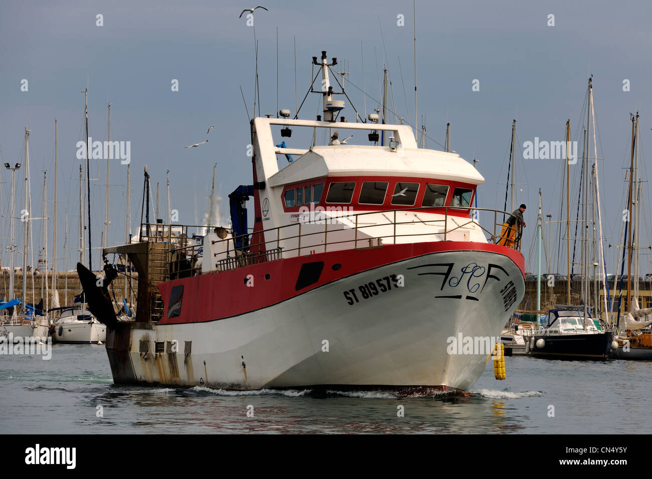 Francia, Herault, Sete, Vieux Port (porto vecchio), il ritorno di pesca di un peschereccio da traino Foto Stock