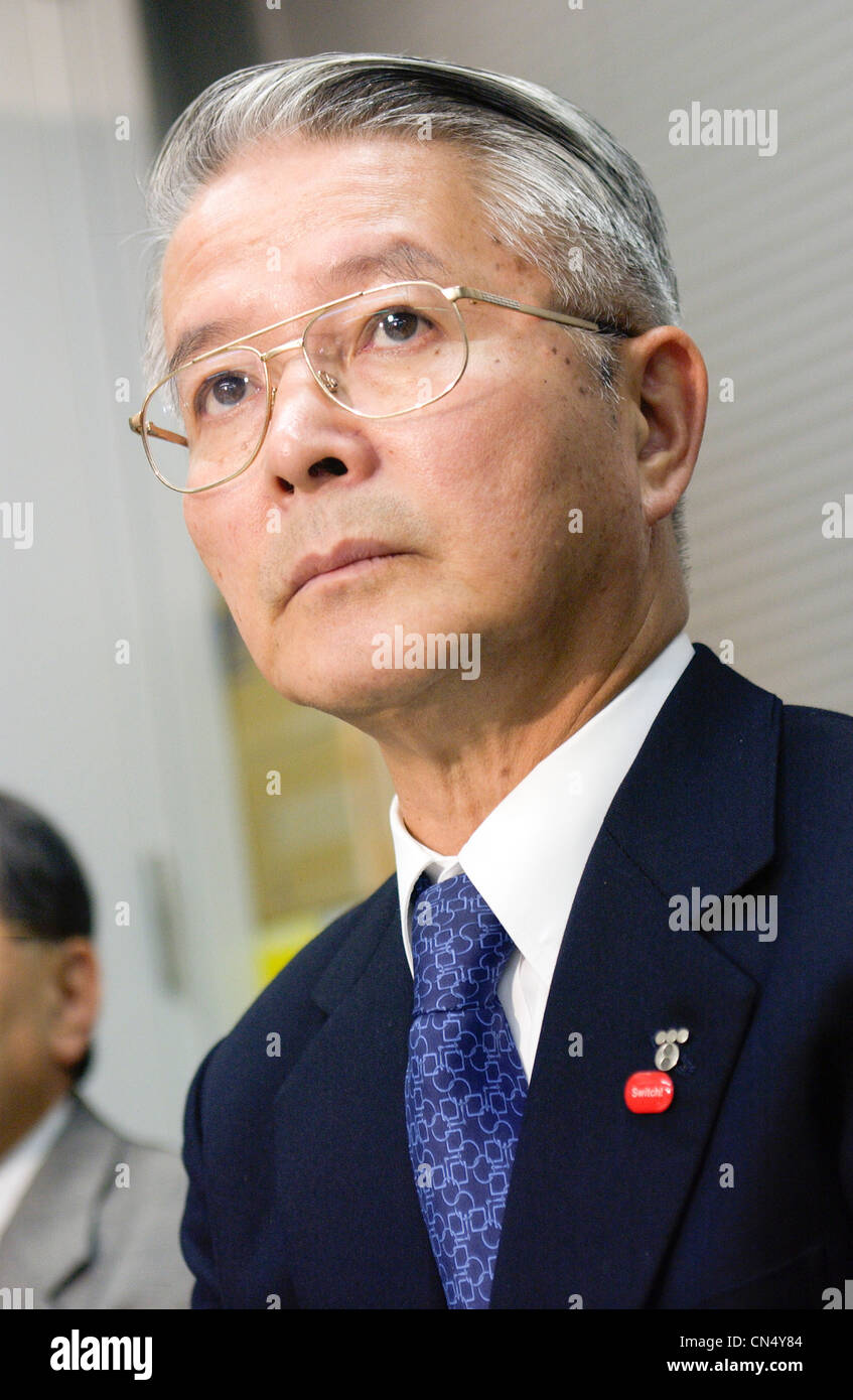 Tsunehisa Katsumata, ex presidente della Tokyo Electric Power Co., TEPCO, prende le domande dal premere in corrispondenza di un guadagno briefing Foto Stock