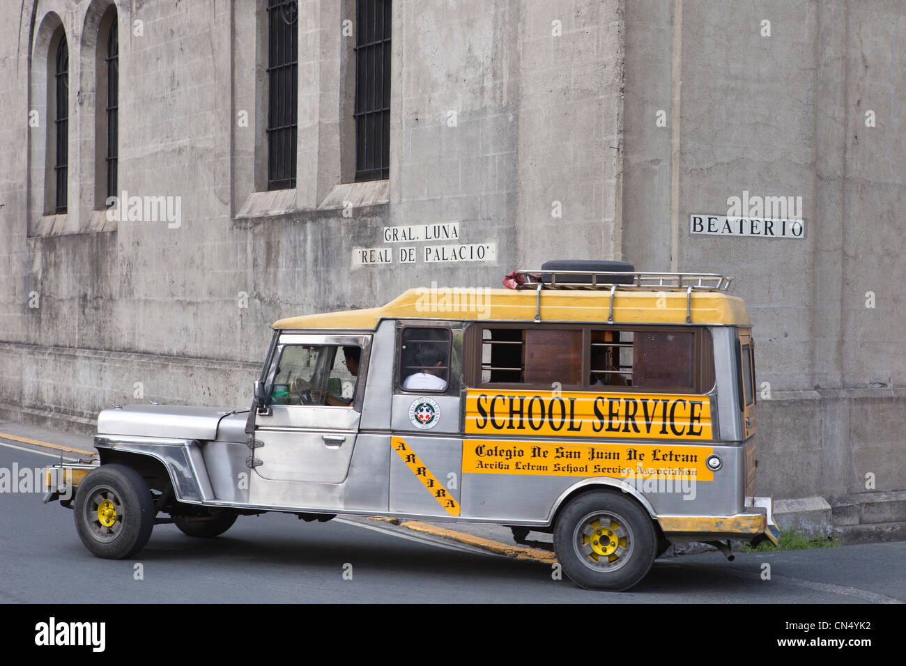 Filippine, isola di Luzon, Manila, Intramuros Historic District, un jeepney passa attraverso la città vecchia Foto Stock
