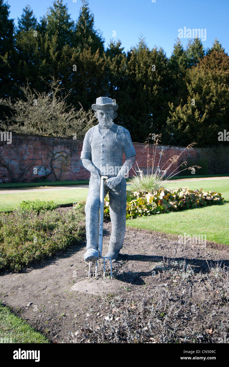 Scultura di filo nel Giardino di Rose Nel Newstead Abbey Nottinghamshire, England Regno Unito Foto Stock