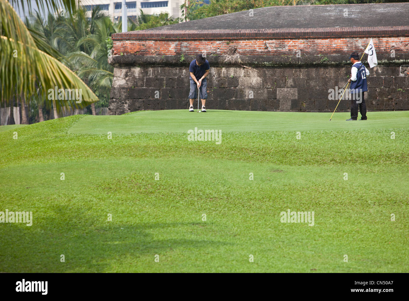 Filippine, isola di Luzon, Manila, Intramuros quartiere storico campo da golf davanti alle mura della città murata Foto Stock