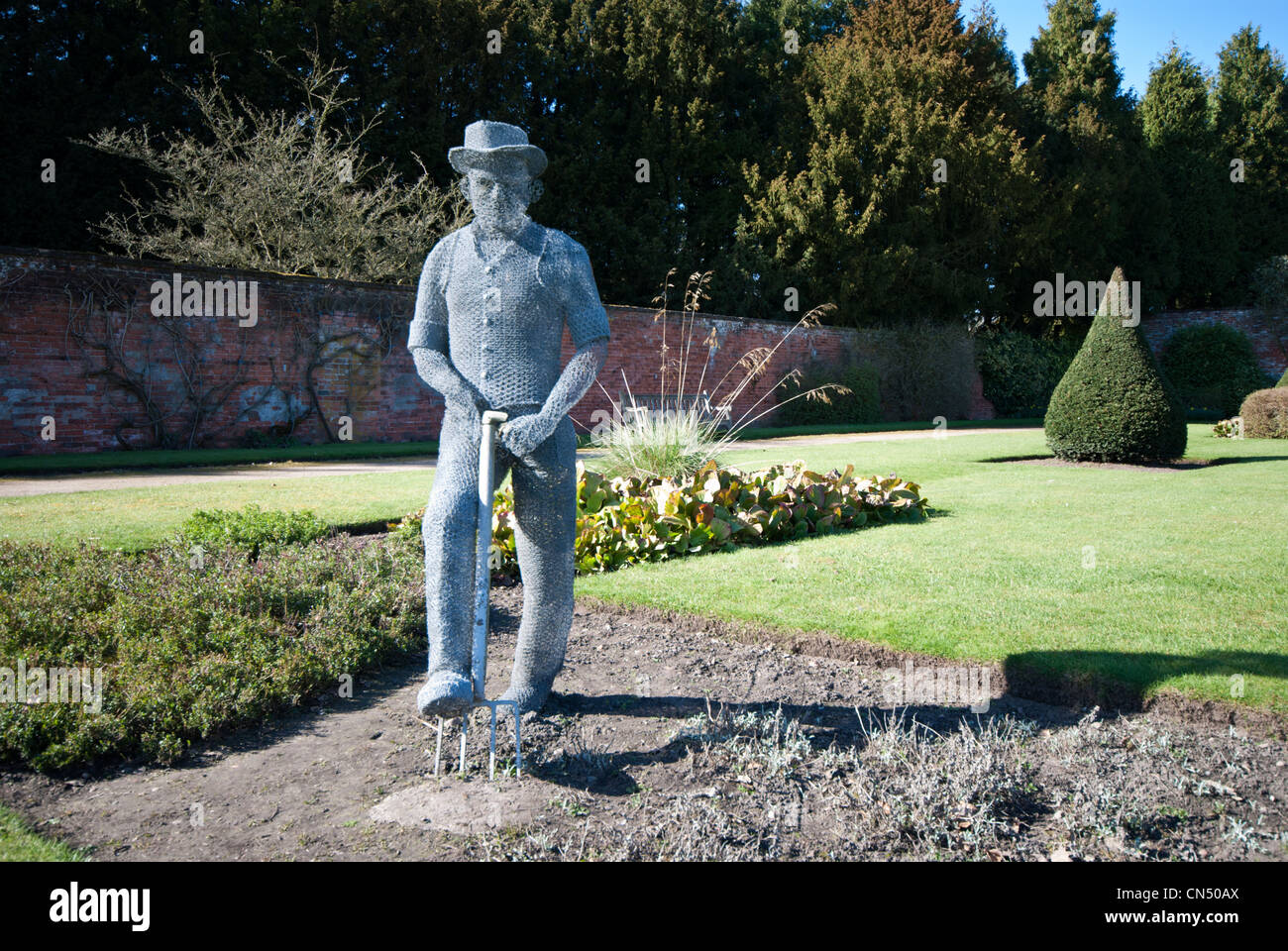 Scultura di filo nel Giardino di Rose Nel Newstead Abbey Nottinghamshire, England Regno Unito Foto Stock