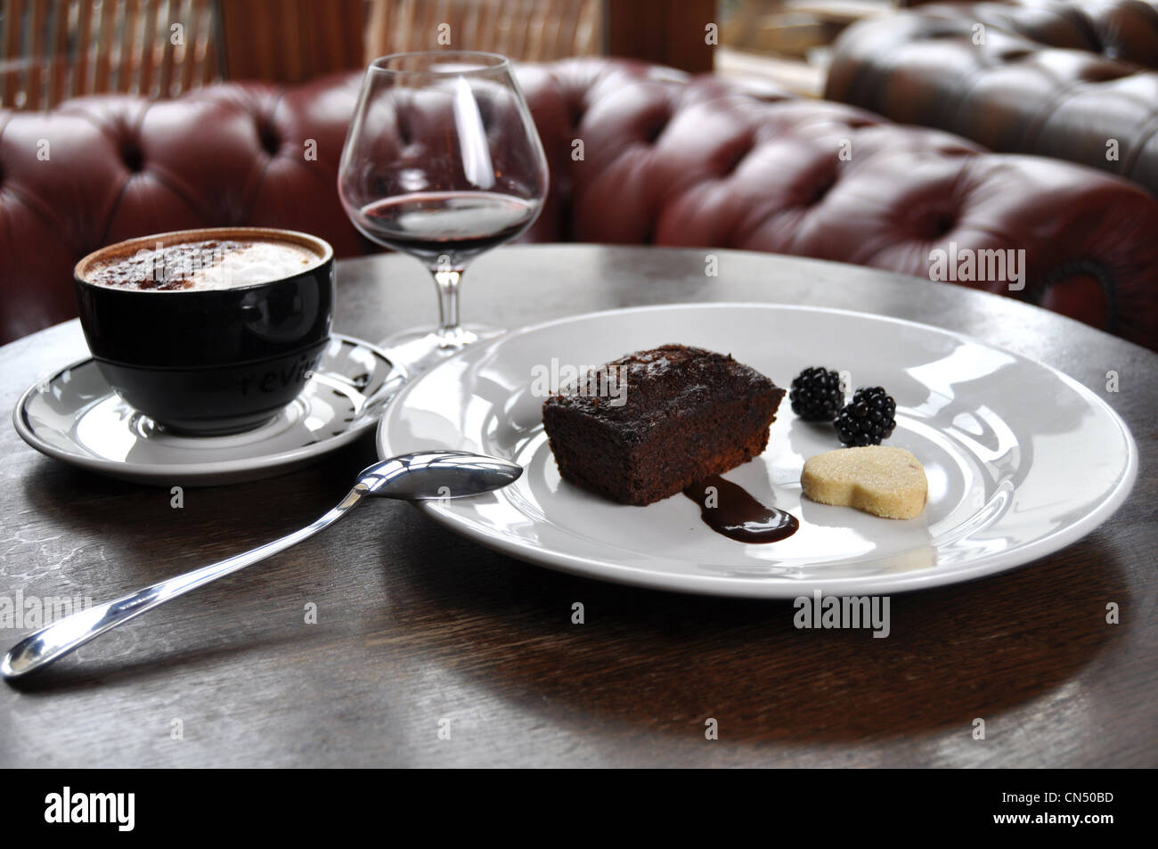 Budino di cioccolato su una piastra con un biscotto frollino e bacche. Foto Stock