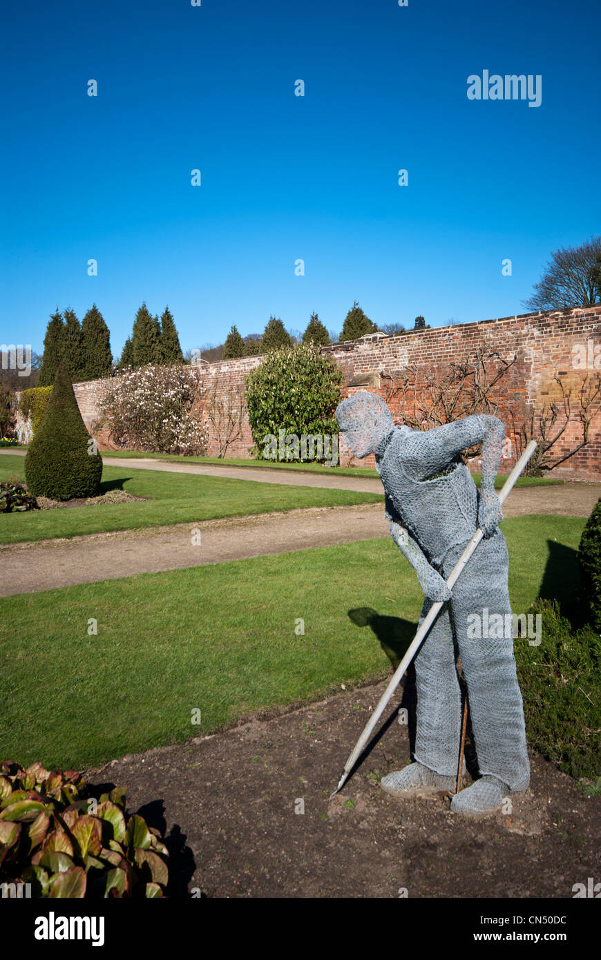 Scultura di filo nel Giardino di Rose Nel Newstead Abbey Nottinghamshire, England Regno Unito Foto Stock