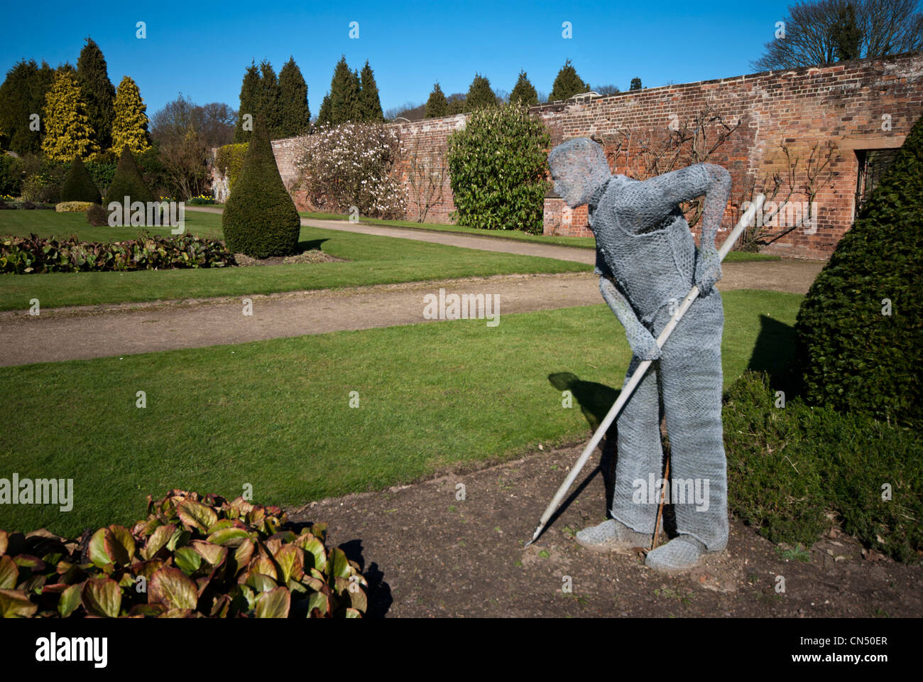 Scultura di filo nel Giardino di Rose Nel Newstead Abbey Nottinghamshire, England Regno Unito Foto Stock