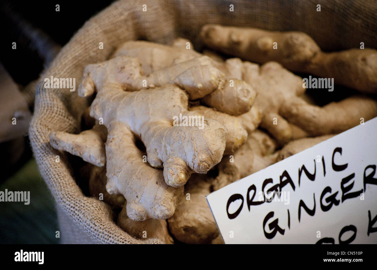 Ruvido hessian sacchetto di organico di radice di zenzero Foto Stock