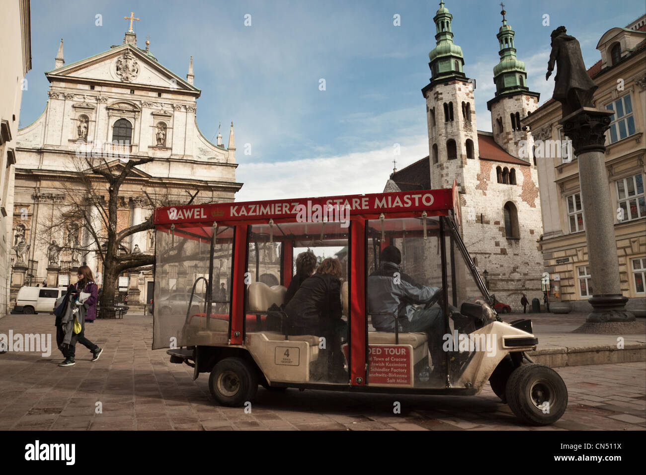 Cracovia Polonia buggy turistiche -meleks- con 'St. Pietro e Paolo Chiesa' in background off Grodzka Street Foto Stock