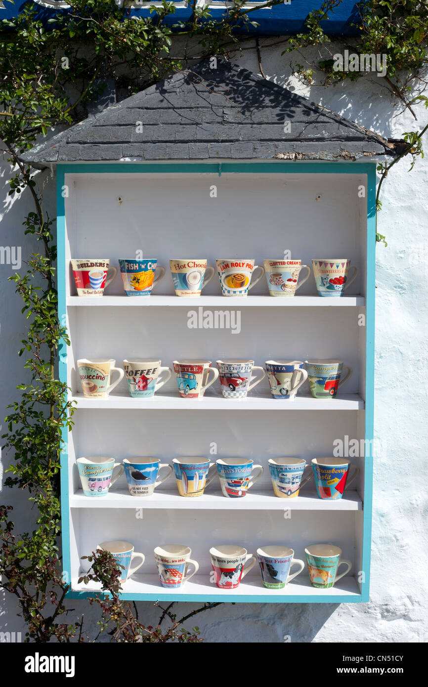 Un sacco di tazze vintage sui ripiani sul display al di fuori del Mousehole Regali, Cornwall Regno Unito Foto Stock