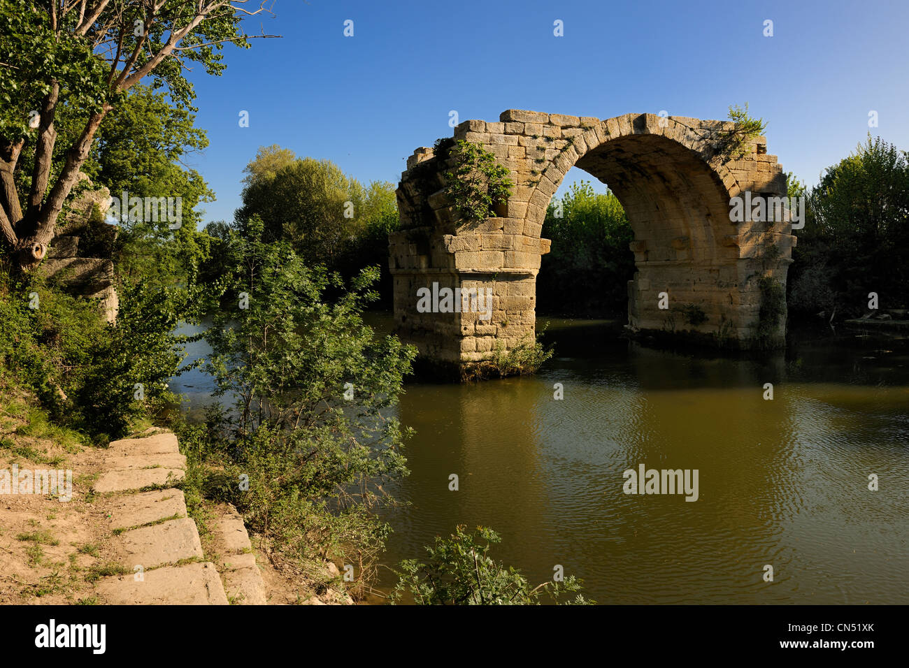 Francia, Herault, vicino a Lunel, Oppidum d Ambrussum è sulla Via Domitia, il Pont Ambroix (Ambroix) ponte sul fiume Vidourle Foto Stock