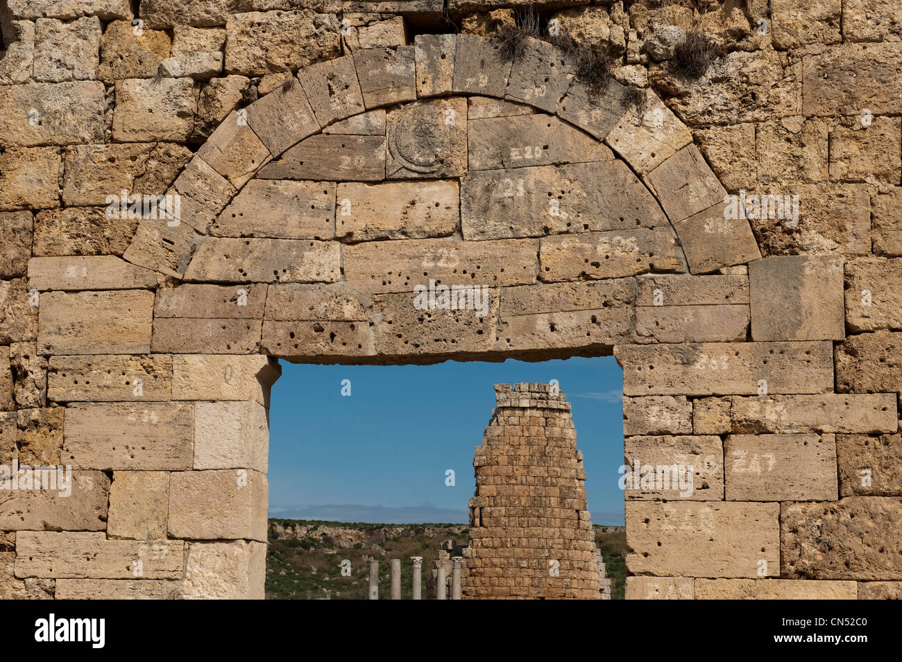 Turchia, regione mediterranea, Costa turchese, della Panfilia, antico sito di Perge (Perge), il gateway di epoca romana che si affaccia sul Foto Stock