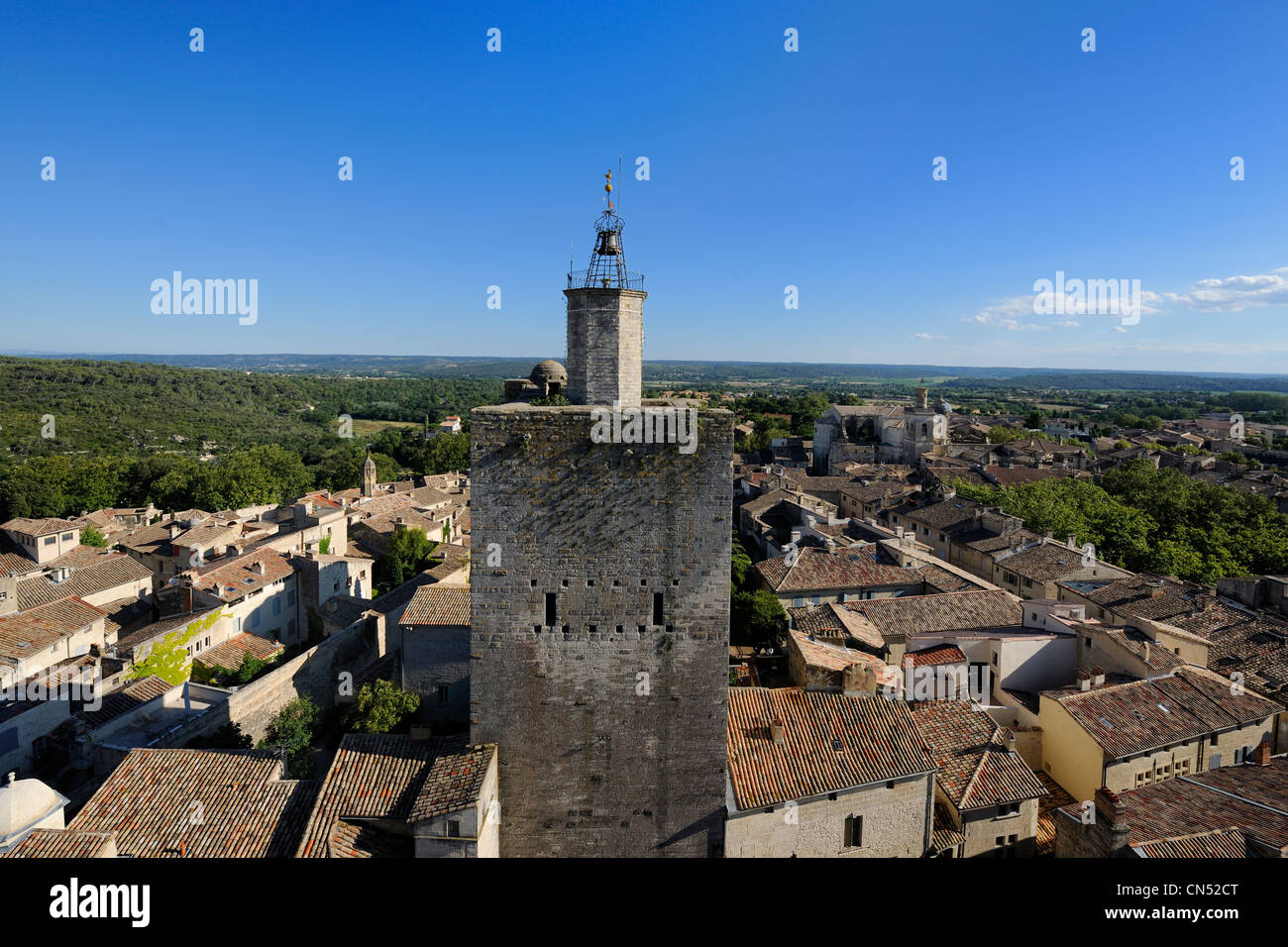 Francia, Gard, Pays d'Uzege, Uzes, Tour de l'Eveque (Torre del Vescovo) visto dalla torre di Bermonde dal castello del Duca Foto Stock