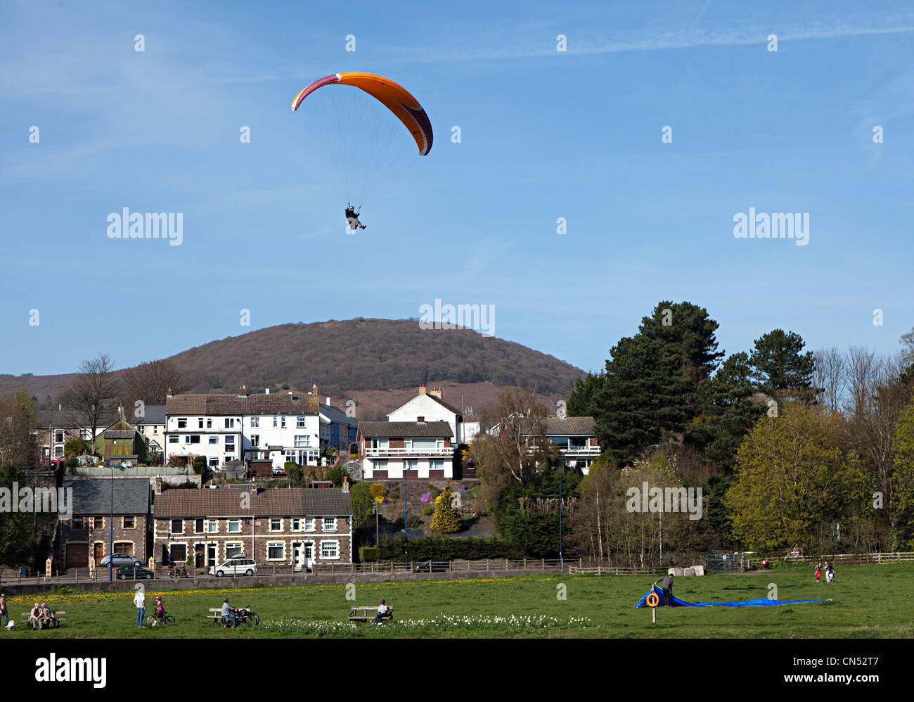 Parapente sbarco in Catle Prati, Abergavenny, Wales, Regno Unito Foto Stock