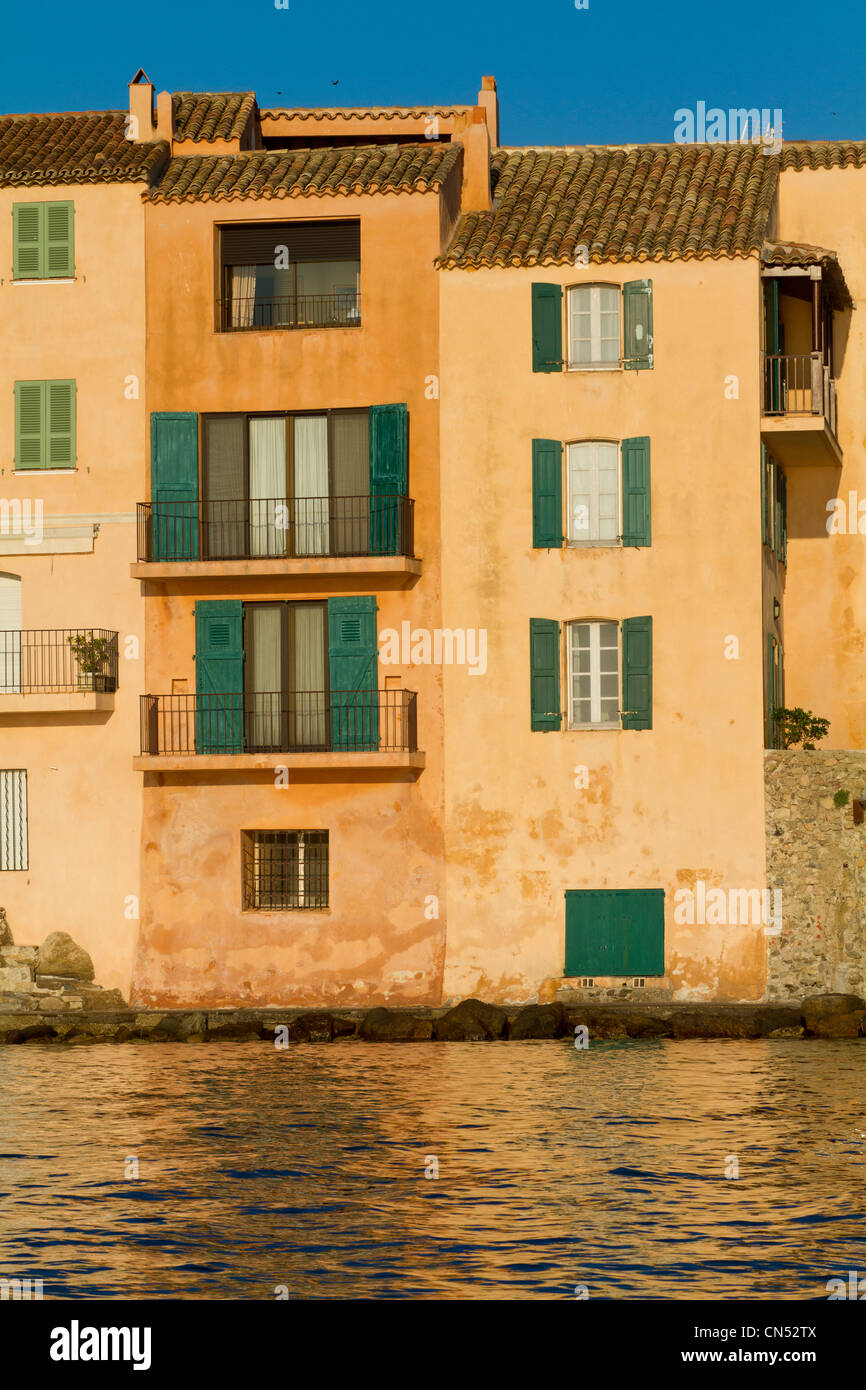 Francia, Var, Saint Tropez, Plage de la Ponche Beach, nella parte inferiore della spiaggia e del vecchio porto da pesca di La Ponche Foto Stock