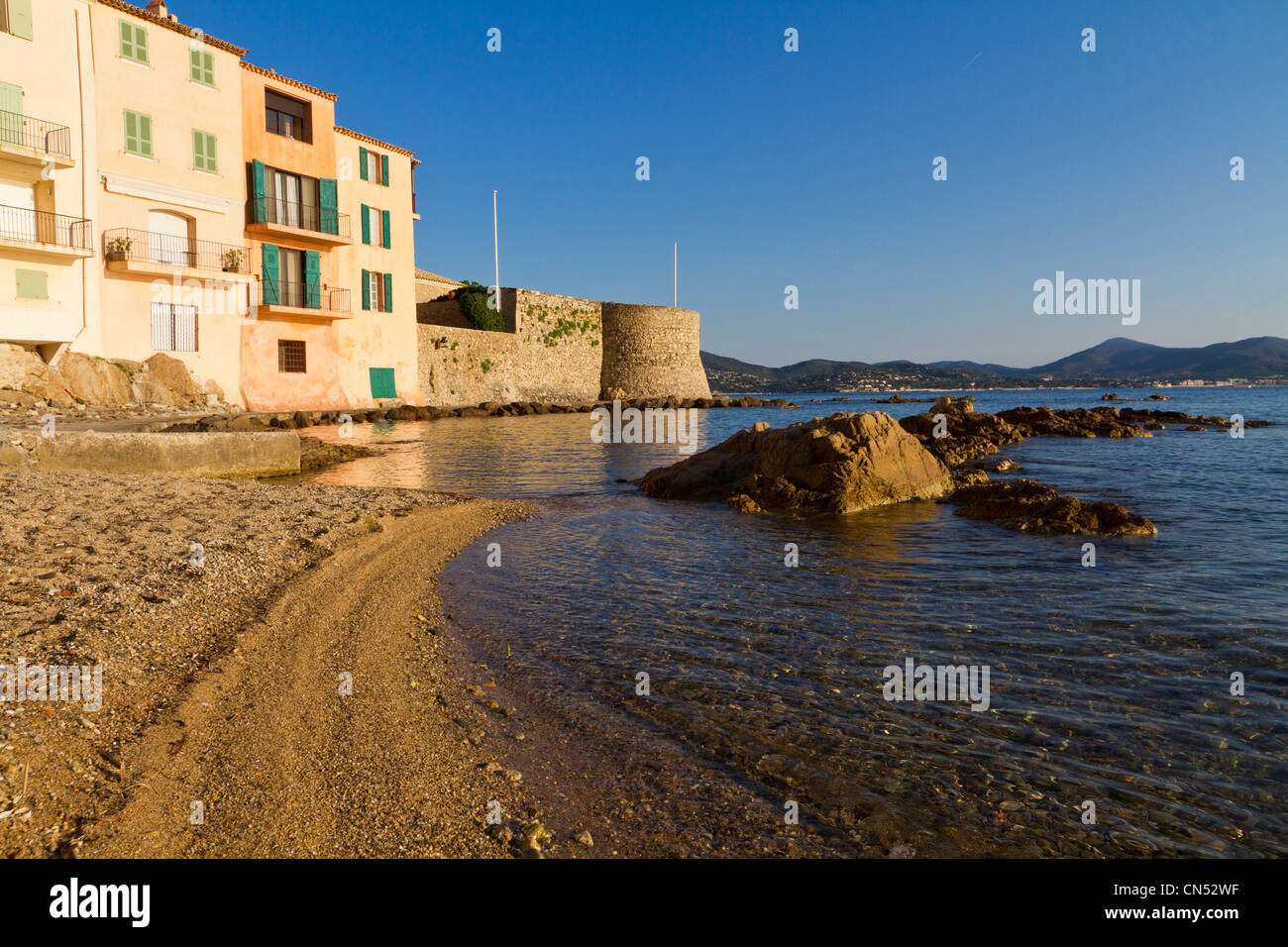 Francia, Var, Saint Tropez, Plage de la Ponche spiaggia dove sono costruite le alte case con facciata di colore ocra, giallo o arancione Foto Stock