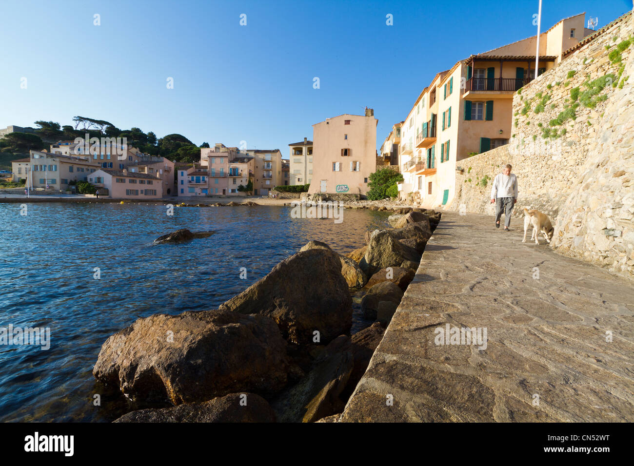 Francia, Var, Saint Tropez, il percorso verso la costa del distretto di La Ponche, in background Plage de la Ponche Beach, visto Foto Stock