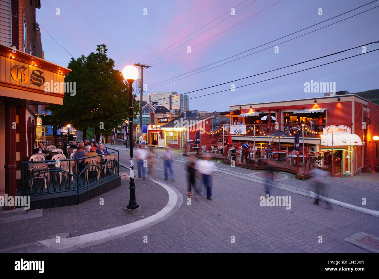 Persone che camminano su George Street al crepuscolo, San Giovanni, Terranova Foto Stock