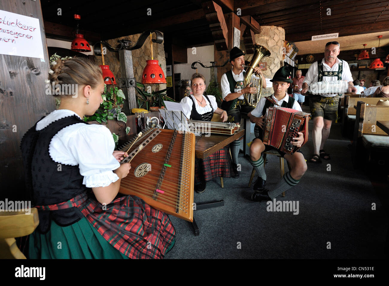 In Germania, in Baviera, Pfronten, folk festival open-air messa sul Monte Breitenberg Foto Stock