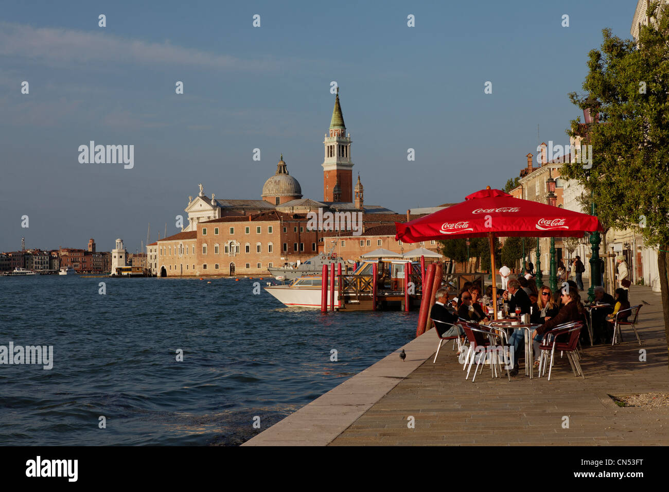 L'Italia, Veneto, Venezia, elencato come patrimonio mondiale dall UNESCO, chiesa di San Giorgio Maggiore visto dall isola della Giudecca Foto Stock