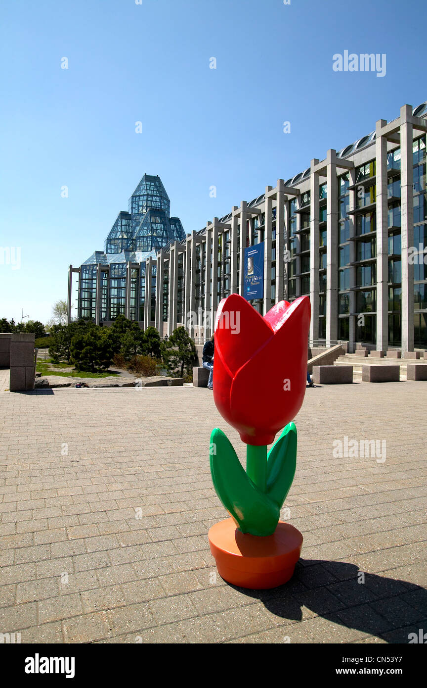 Scultura di fiori di fronte alla Galleria Nazionale del Canada, Ottawa, Ontario Foto Stock