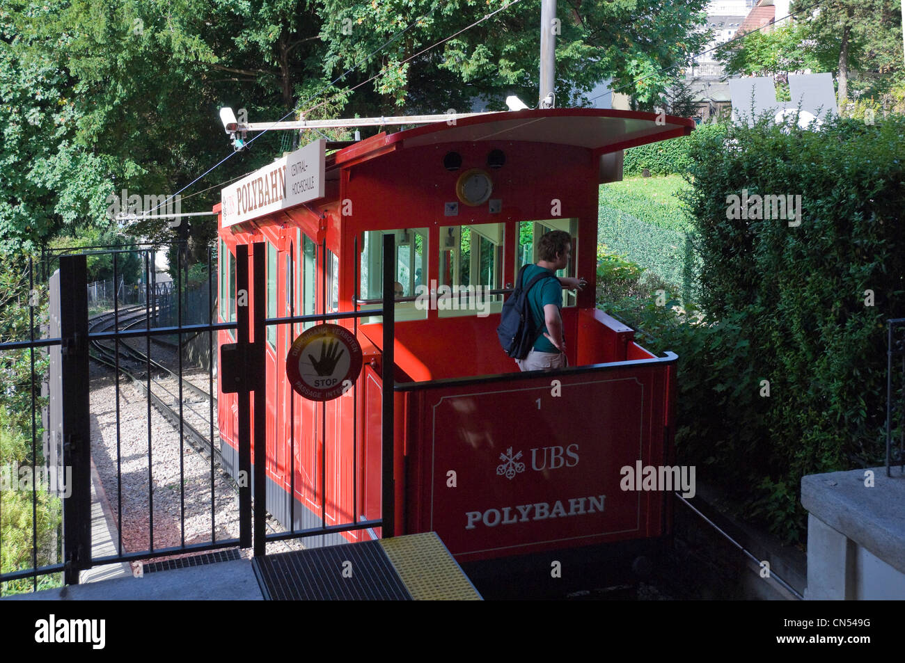 Vista orizzontale della UBS Polybahn funicolare a Eidgenössisches Polytechnikum stazione su una giornata di sole. Foto Stock