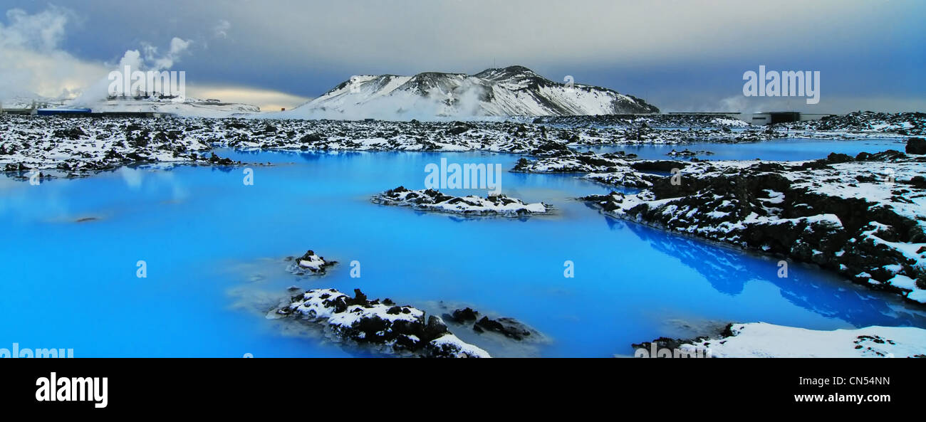 L'Islanda, Regione di Sudurnes, Grindavik, la Blue Lagoon, colore blu lago nel centro di lava campo rocciose Foto Stock