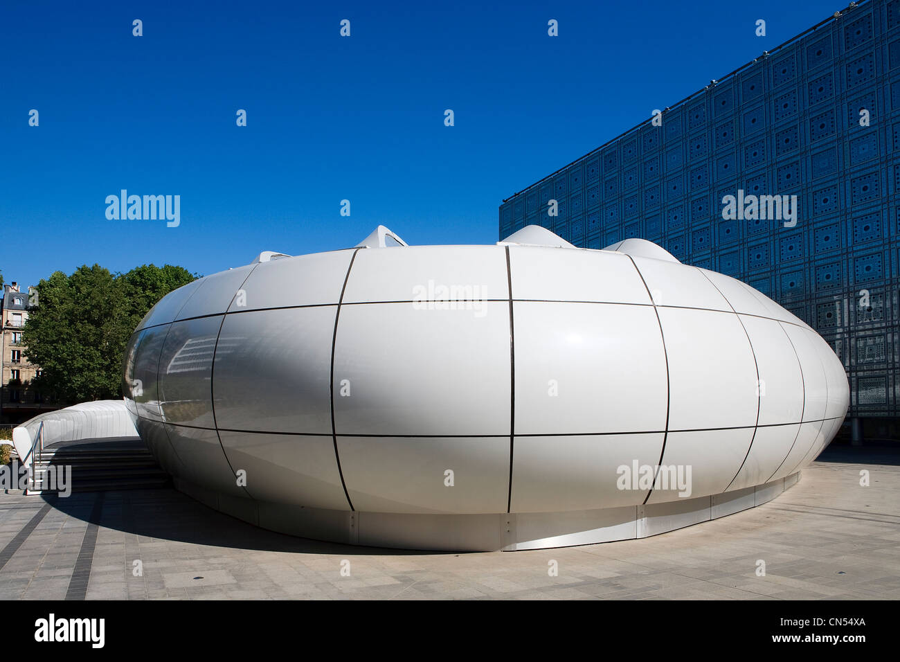 Francia, Parigi, la Mobil arte dell'architetto Zaha Hadid davanti al Intitu du Monde Arabe (Istituto Arabo) dal Foto Stock