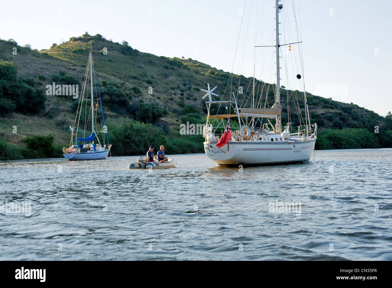 Due diportisti di rientrare a loro yacht sul Rio Guadiana vicino Alcoutim, Portogallo, Algarve Foto Stock