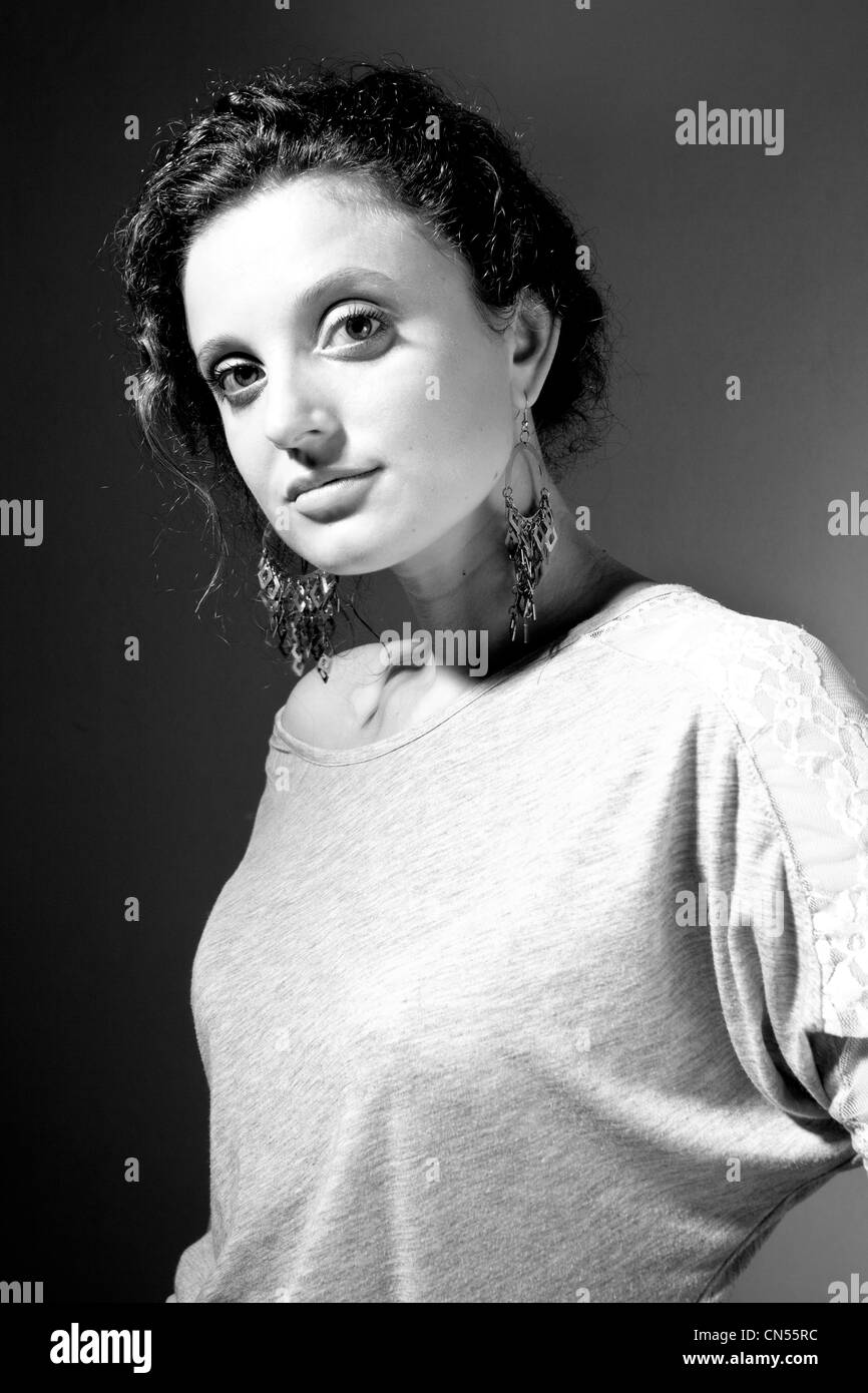 Ritratto classico in bianco e nero di una donna con orecchini Chandelier. Foto Stock