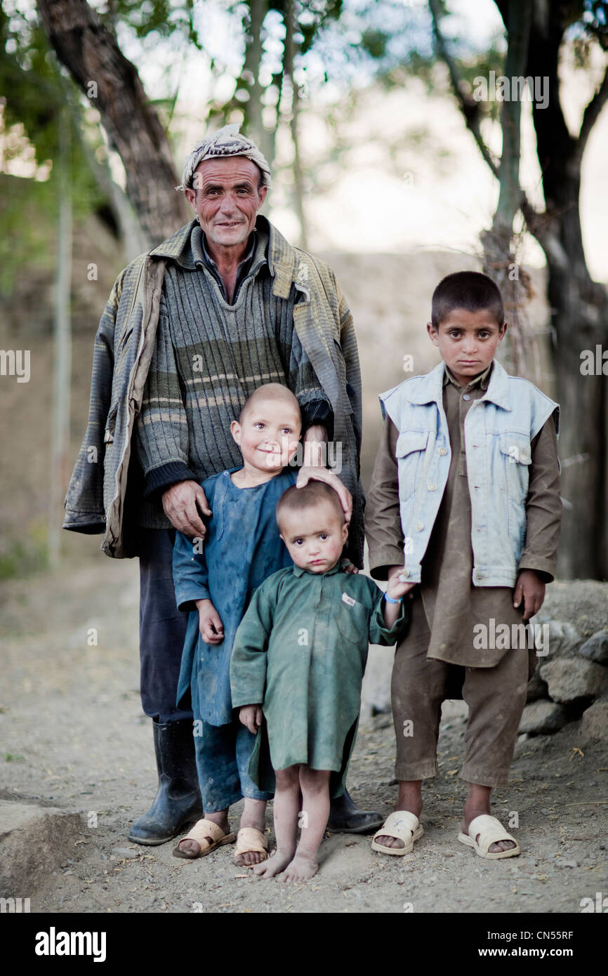 Afghanistan, Badakshan provincia, Ishkashim, padre e tre figli Foto Stock