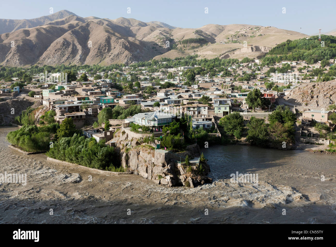 Afghanistan, Badakshan provincia, Faizabad, Faizabad città visto dalla strada che attraversa il fiume Kokcha Foto Stock